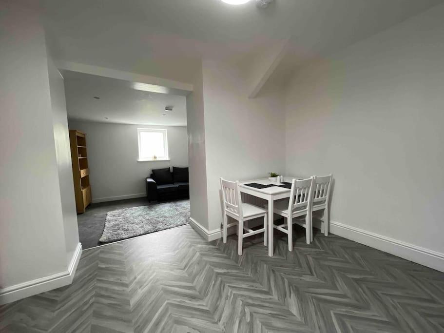 Modern 2 Bedroom Flat In Town Centre Aberystwyth Ngoại thất bức ảnh